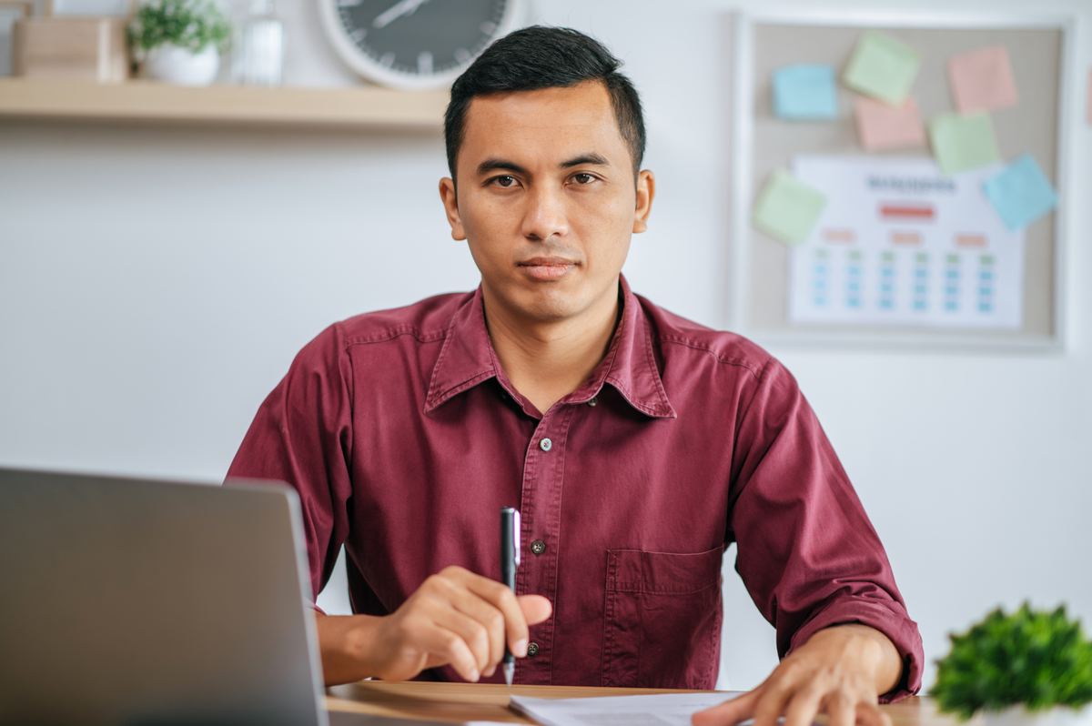 Profesional revisando documentos financieros en su escritorio