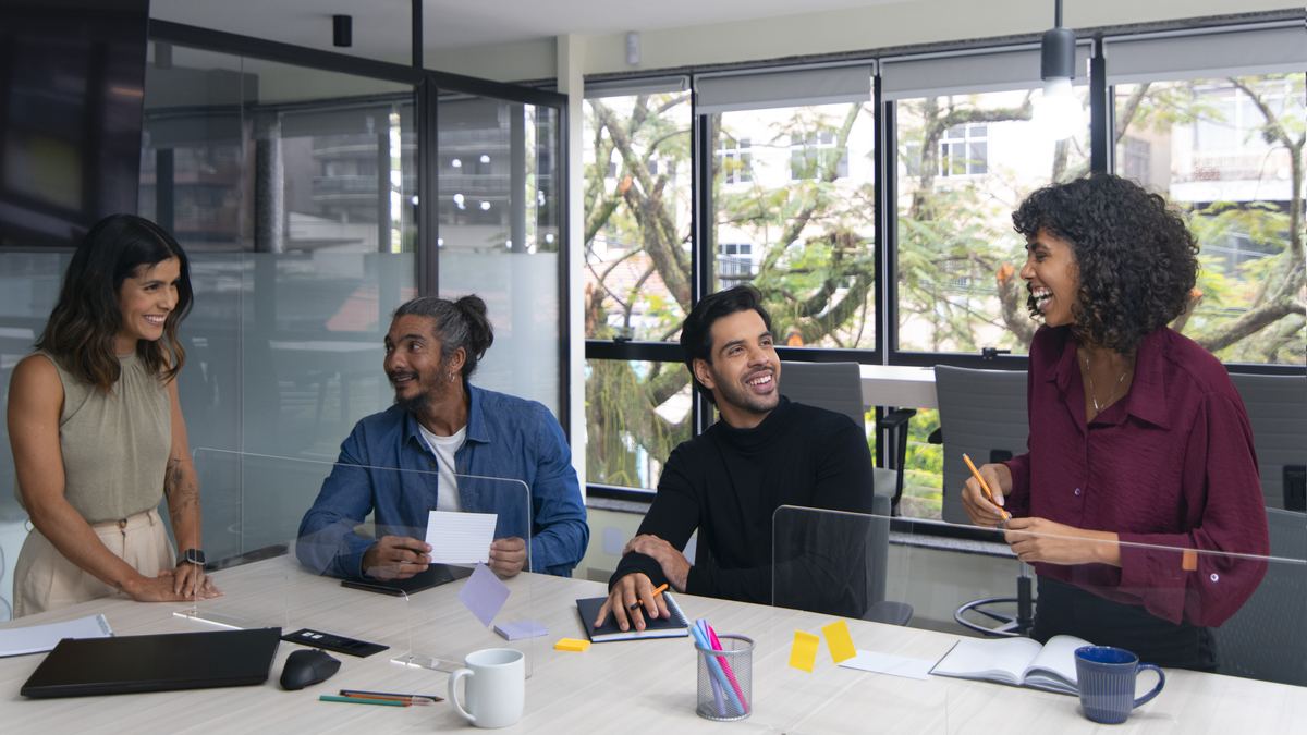Equipo de trabajo conversando en una reunión de oficina