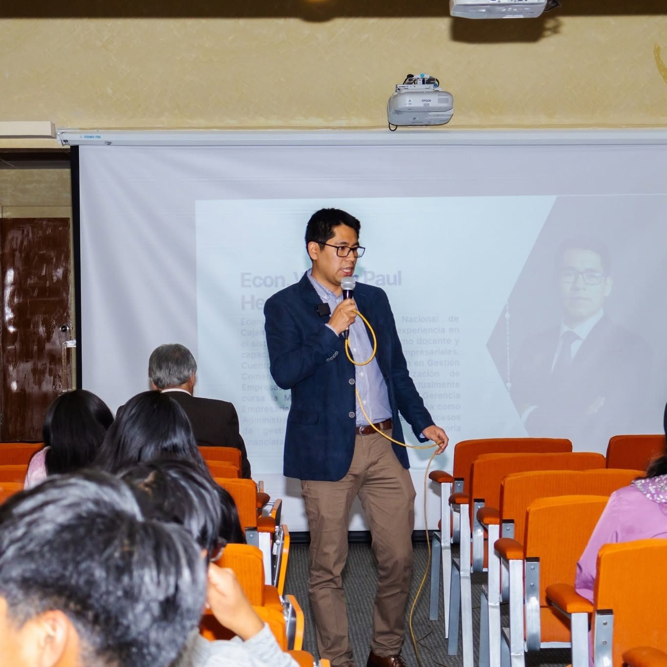 William Heras en una charla ante un auditorio