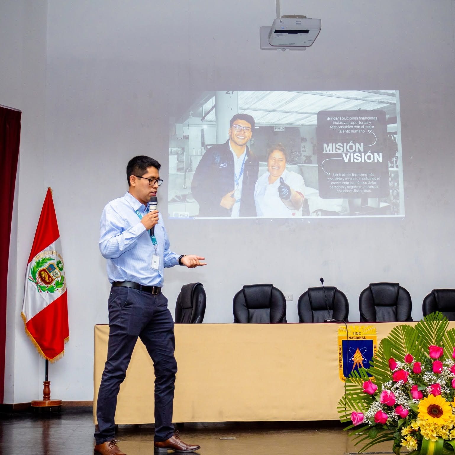 Expositor en el escenario de un auditorio durante una conferencia