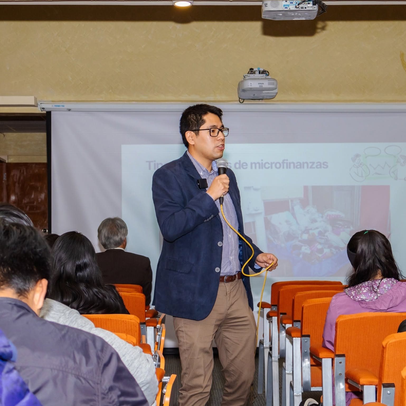 William Heras exponiendo sobre microfinanzas
