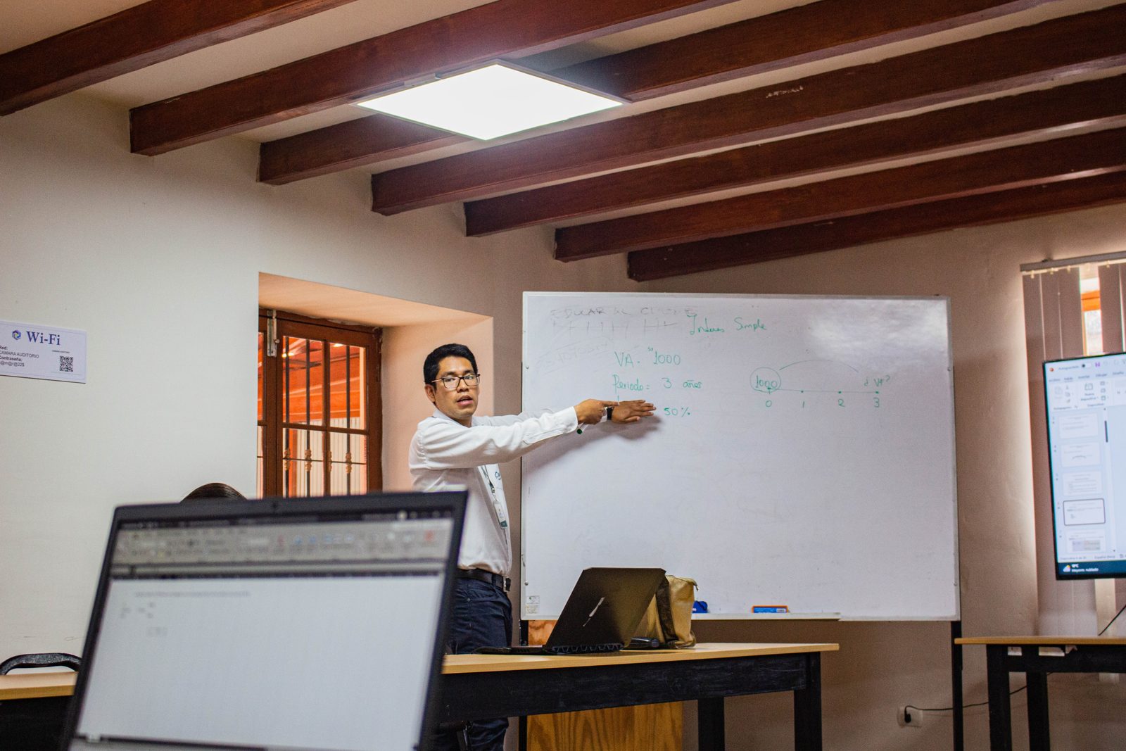 William Heras resolviendo un ejercicio en la pizarra
