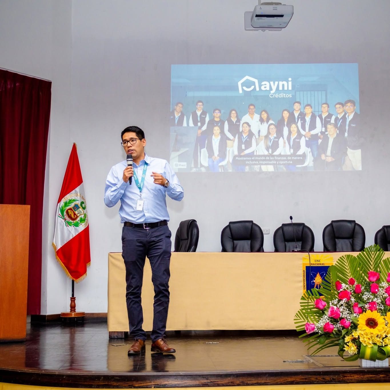 Expositor presentando a un equipo del sector financiero en una conferencia