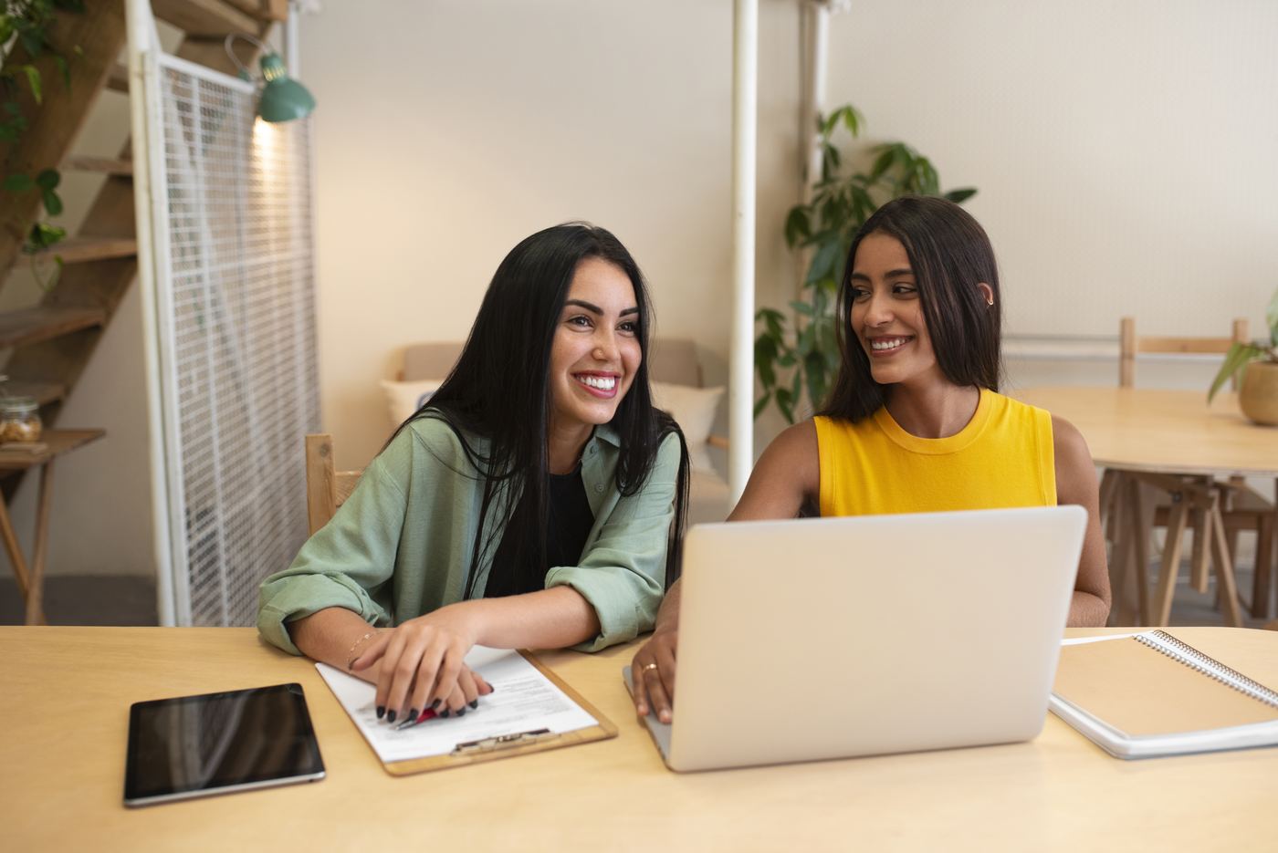 Dos jóvenes aprendiendo juntas frente a una laptop