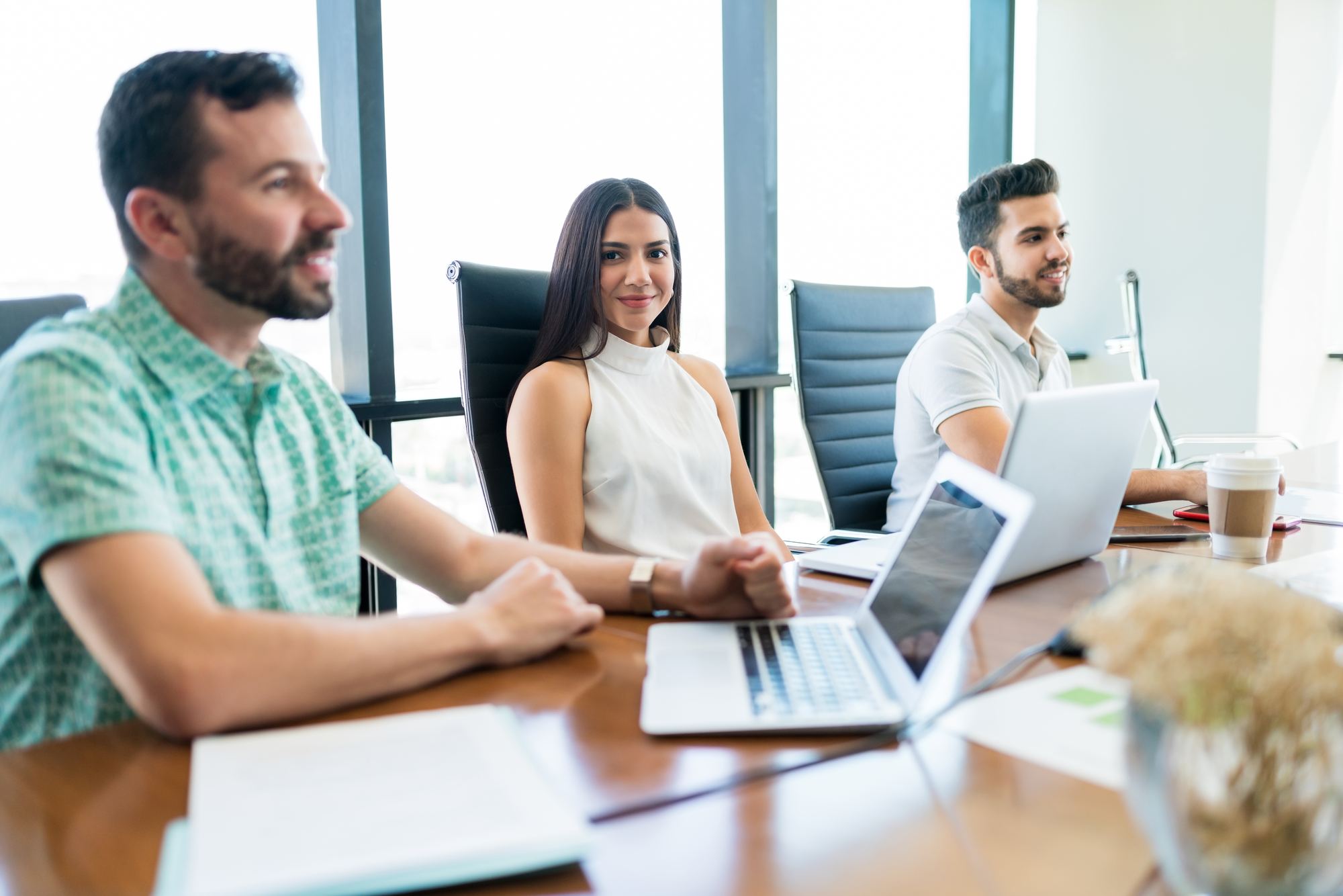 Equipo de trabajo colaborando alrededor de una mesa